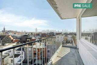 Studio (40m²) te koop in de Emile Sergijselsstraat 29, Koekelberg! Perfect als eerste thuis of investering. Je beschikt hier over alles wat je nodig hebt: een inkomhal, lichte leefruimte met een praktische slaaphoek, badkamer, keuken én een zalig terras met een prachtig uitzicht op Brussel.EPC: F-Bestemming: appartementwoongebied-onroerend goed ingeschreven op de bewaarlijst / beschermd / procedure tot inschrijving of bescherming lopende: nee-Onroerend goed gelegen in een voorkooprechtperimeter: nee-Voorkeurrecht voor de huurder: neePRE-SALE- bezoeken op zaterdag 9 mei 2026!Na het Pre-sale moment (09/05) heb je de mogelijkheid om binnen het halfuur een bod uit te brengen. Biedingen dienen onvoorwaardelijk (buiten de conventionele voorwaarden) en zonder opschortende voorwaarden uitgebracht te worden in een gesloten omslag. Een half uur na het verstrijken van het Pre-sale moment zullen alle biedingen opengemaakt worden. Elke bieder mag hierop aanwezig zijn. De eigendom kan toegekend worden aan de hoogste bieder indien de verkoper akkoord gaat met het uitgebrachte bod. Het bod dient uitgebracht te worden d.m.v. een aankoopbelofteInstelprijs PRE-SALE: 99.000 euroBESTEMMING: WoongebiedDISCLAIMER: Sommige afbeeldingen in deze presentatie zijn met AI gegenereerd om het potentieel van het pand te illustreren. Ze tonen niet de exacte, huidige staat. Aan deze beelden kunnen geen rechten worden ontleend.