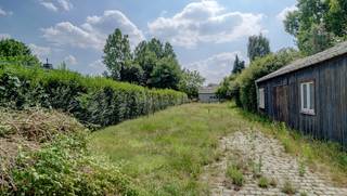 Projectgrond van 6 are 87 ca gelegen binnen perimeter voor meergezinswoningen. Zuid-west georiënteerd. In het centrum van Schriek, doch rustig...