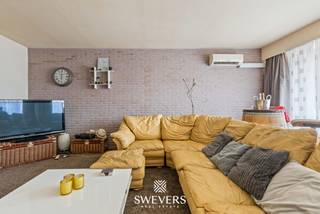 Voor meer info en foto’s, surf naar www.swevers.be – Dit appartement op de derde verdieping van Brugstraat 11 bus 7 in Beringen biedt met zijn bewoonbare oppervlakte van 94m² een uitstekende basis voor wie graag een woning volledig naar eigen smaak wil inrichten. Het appartement, gebouwd in 1977, beschikt over een praktische indeling met een inkomhal die toegang geeft tot alle ruimtes. De ruime woonkamer van 32,67 m² vormt het hart van het appartement en biedt voldoende plaats voor een gezellige zit- en eethoek. Dankzij de grote raampartij geniet je hier van veel natuurlijke lichtinval en rechtstreeks toegang tot het terras van 5,50 m², een aangename plek om buiten te ontspannen. Aansluitend bevindt zich de aparte keuken van 9,61 m², die samen met de naastgelegen berging tal van mogelijkheden biedt voor een moderne herinrichting. Verder zijn er twee slaapkamers aanwezig. De grootste slaapkamer meet 13,95 m² en biedt voldoende ruimte voor een dubbel bed en kleerkast. De tweede kamer van 8,20 m² is ideaal als extra slaapkamer, bureau of hobbyruimte. Daarnaast beschikt het appartement over een badkamer en een afzonderlijk toilet. De renovatiebehoefte biedt de kans om keuken, badkamer, afwerking en technieken volledig af te stemmen op persoonlijke wensen. De bestaande indeling en royale oppervlakte vormen hierbij een sterke troef. De ligging is bijzonder centraal, met winkels, scholen, restaurants en ontspanningsmogelijkheden op wandelafstand. Openbaar vervoer bevindt zich op 650 meter en de snelweg is bereikbaar op ongeveer 4 kilometer. Voor meer informatie, bel 011 255 155. Bron bewoonbare oppervlakte: EPC – verslag.