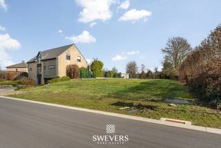 Voor meer info en foto’s, surf naar www.swevers.be – In een rustige en groene omgeving in Ham bevindt zich deze ruime bouwgrond van 1.243 m²,...
