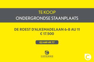 <p><span>Ruime ondergrondse autostaanplaats!</span></p><p><span> </span></p><p><span>Deze staanplaats situeert zich vlak aan de toegang van het appartementsgebouw. De nabijheid van de lift is dan ook een extra luxe, zeker na het boodschappen doen.</span></p><p><span>De staanplaats is ruim, makkelijk bereikbaar en onmiddellijk beschikbaar.</span></p><p><span> </span></p>