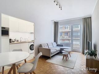 Dit gerenoveerd 1-slaapkamer appartement bevindt zich in een goed onderhouden gebouw. vlakbij Park Spoor Noord. Via de inkomhal betreedt u de lichtrijke woonkamer (ca.17m²) aan de achterzijde gelegen. De keuken (ca.7m²) bevindt zich aansluitend en is volledig voorzien van: koelkast met vriesvak, oven, kookvuur, dampkap en wasmachine. De keuken werd volledig gerenoveerd in 2020 en kan ook omgetoverd worden tot een open keuken. Aansluitend bij de keuken is er ook een bergplaats. De slaapkamer (ca. 14m²) is rustig gelegen aan de achterzijde met voldoende kastruimte. Via de woonkamer kan u het terras (ca.8m²) betreden, waar u kan genieten van de avondzon. De badkamer (ca.5m²) is voorzien van een lavabo, douche en toilet. <br /><br />Het appartement beschikt over een EPC B, wat zorgt voor een laag energieverbruik en energiezuinige woning. <br />Er is een aparte bergruimte aanwezig aan de inkomhal alsook 2 kelderbergingen. <br />Elektriciteit conform. Asbestveilig. Dak gerenoveerd. Lift Conform. Ramen vernieuwd 2017. P-en G-score: D