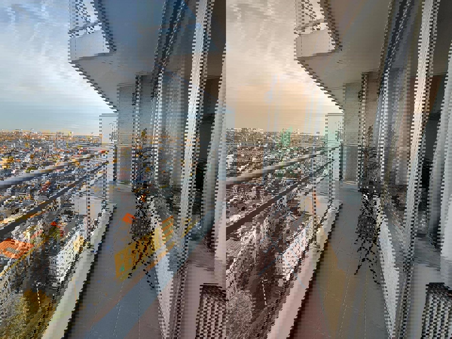 Gemeubelde studio met panoramisch uitzicht vanuit terras - foto 1