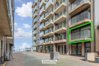 Dit recente appartement met zijdelings zeezicht bevindt zich op de 1e verdieping van een kleinschalige residentie met maar 1 appartement per verdieping en verkeert in perfecte staat. Het appartement is mooi afgewerkt en geniet dankzij de vele natuurlijke lichtinval van een aangename en lichtrijke sfeer. De locatie vlakbij zee en centrum is uitstekend!<br /><br />De praktische indeling omvat een aangename leefruimte met een verzorgde keuken, één ruime slaapkamer, een badkamer en een apart toilet. Daarnaast beschikt het appartement over een aangenaam terras met zijdelings zeezicht, waar u heerlijk kunt genieten van de buitenlucht.<br /><br />Met een EPC-label A is het appartement bovendien bijzonder energiezuinig. De elektrische installatie is conform. Dankzij de recente staat, de mooie afwerking, de gunstige energieprestaties en het zijdelingse zeezicht is dit een uitstekend appartement als vaste verblijfplaats, tweede verblijf of investering.<br /><br />Contacteer Inti via inti@immofrancois.be of 0499 74 89 74 voor meer informatie of een bezoek.<br /><br />