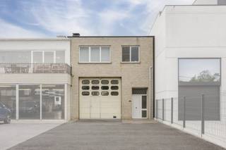 Op zoek naar een eigendom waar wonen en werken perfect kunnen worden gecombineerd? Deze veelzijdige eigendom langs de Brugsesteenweg in Kuurne biedt een mooie combinatie van een ruime opslagplaats van maar liefst 175 m², een instapklaar bovenliggend appartement en bijzonder aangename buitenruimtes.<br /><br />De grote ruimte (poorthoogte 3,7 meter) op het gelijkvloers biedt tal van mogelijkheden en kan perfect dienstdoen als garage, magazijn, opslagruimte, hobbyruimte of zelfs als ruimte voor het organiseren van groepslessen. Hierdoor is de eigendom bijzonder interessant voor zelfstandigen en ondernemers, maar ook voor wie op zoek is naar een ruime polyvalente ruimte voor een eigen activiteit. De ruime oprit zorgt bovendien voor een vlotte toegankelijkheid en parkeergelegenheid voor meerdere voertuigen.<br /><br />Het bovenliggende appartement is bereikbaar via een afzonderlijke ingang. De leefruimte beschikt over een gezellige haard en vormt samen met de vernieuwde, afgesloten keuken een aangename leefomgeving.De keuken is volledig uitgerust met de nodige toestellen. Het appartement beschikt daarnaast over drie slaapkamers: een ruime hoofdslaapkamer en twee aansluitende kamers die dankzij een schuifdeur van elkaar kunnen worden gescheiden, een badkamer, een afzonderlijk toilet en een praktische berging.<br /><br />Een absolute troef is de veranda die aansluit op het bijzonder ruime dakterras van maar liefst 75 m². Dit vormt een heerlijke extra buitenruimte waar je volop kunt genieten, ontspannen of gezellig tafelen. De tuinberging biedt daarbij handige extra opslagruimte.<br /><br />Extra comfort wordt geboden door de twee aanwezige airco-installaties, ideaal om het appartement ook tijdens warme zomerdagen aangenaam koel te houden.<br /><br />Achteraan bevindt zich bovendien nog een ruime tuinzone die heel wat mogelijkheden biedt en bijzonder interessant is voor wie graag dieren houdt of extra buitenruimte wenst.<br /><br />Ook de ligging is een belangrijke troef. Gelegen langs de Brugsesteenweg geniet je van een vlotte bereikbaarheid en een snelle verbinding met de R8. Hierdoor zijn zowel Kuurne, Kortrijk als de omliggende regio vlot bereikbaar.<br /><br />Goed om te weten: wie hier zonnepanelen laat plaatsen, kan het huidige EPC-label mogelijk aanzienlijk verbeteren. Dit biedt bovendien een mooie kans om het energieverbruik verder te optimaliseren.<br /><br />Bestemmingsmogelijkheden, zone met gemengde bestemming: wonen, diensten, kantoren, stapelplaatsen en handelsactiviteiten.<br />Niet toegelaten: autohandel, supermarkt.<br /><br />Waarom net dit aanbod overwegen?<br /><br />✔ verzorgd appartement 150 m²<br />✔ magazijn/garage/atelier 175m²<br />✔ ruime tuin<br />✔ commercieel gelegen<br />✔ veel parkeermogelijkheden<br />✔ nabij centrum en R8<br />✔ zonneterras<br />✔ airco’s<br /><br />Interesse, bel 0486 05 88 88<br />Attesten &amp; documenten: www.nestr.be
