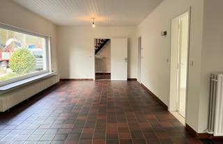 GELIJKVLOERSInkomhal 11 m2 op tegel. L-vormige living 50 m2 op tegel met openhaard, wit geschilderd houten plafond en dubbele ramen naar tuin. Keuken...