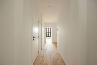 <p><span>Op een toplocatie, in </span><span>een rustige enkelrichtingstraat</span><span> en op wandelafstand van de Grote Markt, bevindt zich dit </span><span>prachtig gerenoveerde appartement</span><span> op de eerste verdieping van een </span><span>karaktervol pand</span><span>. Dankzij de combinatie van </span><span>authentieke elementen</span><span>, moderne afwerking, een uniek uitzicht én </span><span>een uiterst gunstige energiescore</span><span> is dit een absolute buitenkans voor wie stijlvol, centraal én energiezuinig wil wonen.</span></p><p><span>Via </span><span>een aparte zij-ingang</span><span> en een authentieke trap bereiken we het appartement op de eerste verdieping. Meteen vallen de </span><span>warme parketvloer</span><span> en de </span><span>natuurlijke lichtinval </span><span>op, die zorgen voor een elegante en uitnodigende sfeer. De ruime leefruimte loopt naadloos over in de open keuken en biedt een prachtig, </span><span>open zicht op de stad</span><span>, met de toren van de Sint-Gummaruskerk als indrukwekkend decor. Een grote glazen deur leidt naar </span><span>het zonnige dakterras</span><span>, waar je in alle rust en privacy kan genieten van een unieke buitenervaring – een zeldzaam pluspunt in het centrum van Lier. Het appartement beschikt over </span><span>twee ruime slaapkamers</span><span>, een luxueuze badkamer met </span><span>moderne inloopdouche</span><span> en dubbele wastafel, een apart toilet en een praktische berging. </span></p><p><span>Troeven</span></p><ul><li><span>Prachtig gerenoveerd appartement met warme parketvloer</span></li><li><span>Lichte en ruime leefruimte met uitzicht op de Sint-Gummaruskerk</span></li><li><span>Groot en zonnig dakterras</span></li><li><span>Twee volwaardige slaapkamers</span></li><li><span>Energiezuinig met uitstekende EPC-score</span></li><li><span>Gelegen in rustige enkelrichtingstraat nabij Grote Markt, winkelstraat en Zimmerplein</span></li></ul><p><span>Bent u op zoek naar een instapklaar appartement met karakter en comfort in hartje Lier? Neem dan gerust contact op via <span>thomas.onzia@urbainvastgoed.be</span></span><span> of bel 03 501 97 16 voor meer informatie of een bezoek.</span></p><p><span>Alle documenten vindt u onderaan deze pagina. Het bodemattest, de stedenbouwkundige inlichtingen zijn momenteel in aanvraag.</span></p><p><span> </span></p>