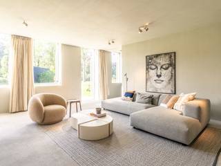 Located in the elegant residential district of Aartselaar, fully renovated farmhouse by the renowned architectural firm Anversa with a living area...