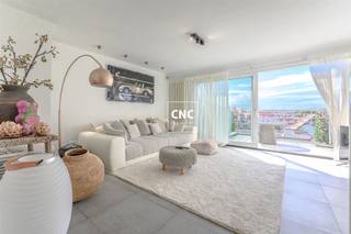 <p><span>Lichtrijk appartement met zonneterrassen gelegen op wandelafstand van de zee en de winkels. Indeling: inkomhal, gastentoilet. Ruime lichtrijke living met gashaard uitgevend op het zuidwest gerichte terras. Volledig ingerichte open keuken met eetkamer met alle apparatuur. Ruime berging (aansluiting voor wasmachine en droogkast). Zonnig terras zowel vooraan als achteraan. Op de verdieping: hoofdslaapkamer met dressing en badkamer (ligbad, douche, lavabo). 2de slaapkamer. In beide kamers zijn ingemaakte kasten. Apart toilet. Privatieve kelder en fietsenberging. Mogelijkheid huren garagestaanplaats vlakbij. </span></p>