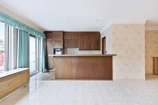 Indeling: Verdieping 5:- inkomhal voorzien van ingemaakte kasten- woon- en eetkamer- gedeeltelijk uitgeruste open keuken- aansluitende berging aan...