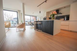 <p>2 slaapkamer appartement te koop!</p><p>Nieuwbouwproject op centrum ligging en in groene oase!</p><p>Project bestaande uit vijf gebouwen met verschillende appartementen met een vloeroppervlakte variërend tussen 60 - 100m2.</p><p>Indeling van de appartementen: een inkomhal met een gastentoilet, 1-3 slaapkamers , badkamer met inloopdouche, een lichtrijke leefruimte open keuken zicht op terras!</p><p>Aankoop van een parkeerplaats of garagebox is eveneens mogelijk.</p><p>Meer info of een bezoek mail naar info@property-vastgoed.be </p>