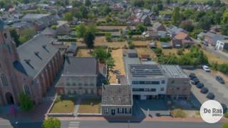 WICHELEN – Op zoek naar een woning die u volledig naar eigen smaak kunt renoveren? Deze karaktervolle woning is gelegen op een uitstekende en centrale locatie in Wichelen en biedt dankzij haar indeling en ruime tuin heel wat potentieel. De ligging is bijzonder praktisch: scholen, winkels, supermarkten, banken en horecazaken bevinden zich op wandel- en fietsafstand. Ook qua bereikbaarheid scoort deze woning uitstekend, dankzij de nabijheid van openbaar vervoer, het station en belangrijke invalswegen.<br /><br />De woning is als volgt ingedeeld. Op het gelijkvloers bevinden zich een inkomhal, woonkamer, vernieuwde keuken, badkamer, eerste slaapkamer en een aangename veranda. De eerste verdieping omvat een nachthal, twee slaapkamers en een ruime toiletruimte. Deze ruimte biedt bovendien de mogelijkheid om ingericht te worden als douchekamer.<br />Verder beschikt de woning over een praktische zolder en kelder, wat zorgt voor extra bergruimte.<br /><br />Op het vlak van comfort beschikt de woning reeds over conforme elektriciteit, dakisolatie (7 cm), dubbele beglazing (hout/PVC) en centrale verwarming op aardgas. De verwarmingsketel is momenteel defect en dient vervangen te worden.<br /><br />De absolute troef van deze woning? De ruime, perfect georiënteerde tuin. Een heerlijke buitenruimte met tal van mogelijkheden voor wie graag geniet van rust, groen en ruimte.<br /><br />Kortom, bent u op zoek naar een te renoveren woning met 3 slaapkamers, een ruime tuin en bijzonder veel potentieel, gelegen op een uitstekende locatie in Wichelen? Dan is deze woning zeker een bezoek waard! Interesse? Maak snel uw afspraak: 053/60.65.60.