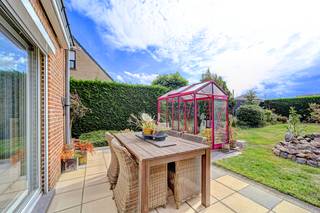 Charmante open bebouwing in een doodlopende straat in Bekkevoort.<p><br /></p><p>Deze woning uit 1999 combineert een rustige ligging met een praktische indeling en een volledig omheinde zuid-west gerichte tuin. Dankzij de ligging in een doodlopende straat geniet u hier van extra privacy en weinig verkeer, ideaal voor gezinnen of wie graag rustig woont. De woning bevindt zich bovendien nabij openbaar vervoer en belangrijke invalswegen, waardoor u een vlotte verbinding heeft met de omliggende gemeenten. Met een EPC-label D is er geen onmiddellijke renovatieplicht, wat extra comfort en zekerheid biedt.</p><p><br /></p><p>Belangrijkste ruimtes:</p><p>• Ruime woonkamer met veel lichtinval en directe connectie met het terras en de tuin.</p><p>• Functionele keuken uitgerust met elektrische kookplaat, koelkast, microgolfoven en dampkap.</p><p>• Praktische berging met aansluitingen voor wasmachine en droogkast en technische ruimte.</p><p>• Inkomhal met apart toilet.</p><p>• 3 slaapkamers met aangename indeling.</p><p>• Dressing voor extra opbergruimte.</p><p>• Badkamer voorzien van ligbad, douche, toilet en wastafel in meubel.</p><p>• Garage met automatische sectionale poort, verlichting en elektriciteitsvoorziening.</p><p>• Zuid-west gericht terras en volledig omheinde tuin met tuinhuis.</p><p><br /></p><p>Troeven:</p><p>• Gelegen in een rustige doodlopende straat.</p><p>• Volledig omheinde zuid-west gerichte tuin.</p><p>• Geen onmiddellijke renovatieplicht dankzij EPC-label D.</p><p><br /></p><p>Neem vandaag nog contact op met je ERA-makelaar voor een bezoek.</p><p><br /></p><p>JOUW DROOMHUIS. ZO GEVONDEN!</p>