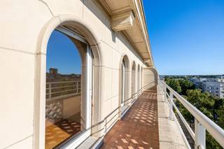 Op de 6e en bovenste verdieping van een karakteristiek gebouw van architect Jean Debernardi biedt dit penthouse van ±120 m² ruime en lichte ruimtes, op een steenworp afstand van de begraafplaats van Elsene en het Bos van de Cambre.<br /><br />Het appartement valt op door zijn architectonische karakter, de mooie verhoudingen en de buitenruimtes. Het beschikt over twee slaapkamers en twee terrassen met een prachtig uitzicht, die een aangename uitbreiding vormen van de leefruimtes en een mooie verbinding met de omgeving bieden.<br /><br />Het geheel behoeft enige modernisering en biedt een mooie kans voor liefhebbers van karaktervolle woningen die op zoek zijn naar een bovenste verdieping met persoonlijkheid, in een gewilde woonwijk van Elsene.<br /><br />Garagebox (+ 30.000 €) VERPLICHT – EPC E – Dubbele beglazing – Lift<br /><br /><span>Appartement 6e (links):</span><br /><br />
<ul>
<li>Entreehal die uitkomt op een woonkamer van ± 40 m²</li>
<li>Terras van ± 10 m² (zuidwest)</li>
<li>Slaapgedeelte dat leidt naar:
<ul>
<li>Toilet</li>
<li><strong>Slaapkamer 1</strong> van ± 12 m² (ook toegang tot het terras)</li>
</ul>
</li>
</ul>
<ul>
<li>Slaapgedeelte met toegang tot:
<ul>
<li>Inloopkast</li>
<li>Badkamer</li>
<li><strong>Slaapkamer 2 </strong>van ± 20 m²</li>
</ul>
</li>
</ul>
<ul>
<li>Opbergruimte die uitkomt op de keuken</li>
<li>Achterterras van ± 10 m²</li>
</ul>
<span>In de kelder:</span><br /><br />Kelders nr.: 39 + 23 + 48<br /><br />Garagebox nr. 74