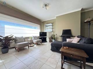 <p><span>Instapklare woning vlakbij de invalswegen, in de buurt van de winkels, ziekenhuis, scholen en openbaar vervoer.</span></p><p><span>Indeling</span></p><p><span>De woning heeft een oprit met garage en bijkomende staanplaats. De inkomhal geeft toegang tot een apart toilet, de living met eetplaats en de vernieuwde keuken. Achteraan geniet u van een ruime veranda die uitgeeft op een verzorgd terras en een gezellige tuin met ruim tuinhuis.</span></p><p><span>Op de eerste verdieping treft u de nachthal, drie slaapkamers en een volledig vernieuwde badkamer met inloopdouche, lavabo en toilet. De bergzolder biedt bijkomende opbergruimte.</span></p><p><span>Troeven</span></p><ul><li><span>Instapklaar en veel vernieuwd: ramen (2012), CV op gas (2018), badkamer (2017), keuken (2006)</span></li><li><span>Garage + extra staanplaats en oprit</span></li><li><span>Ruime veranda en gezellige tuin</span></li><li><span>Centrale ligging: winkels, invalswegen en openbaar vervoer binnen handbereik</span></li><li><span>EPC C zuinig en energetisch verantwoord</span></li><li><span> </span></li></ul><p><span>Interesse of een bezoek inplannen? Reageer op deze advertentie en wij contacteren u om een afspraak in te plannen.</span></p>