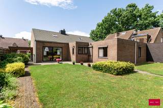 Gelijkvloerse woning met mooie tuin in doodlopende straat in Zevendonk.<br /><br /><br />Zeer rustig gelegen ruime gelijkvloerse woning met inkomhal en gastentoilet. Zeer ruime en lichtrijke leefruimte, die zich perfect leent tot het creëren van een gezellige zit- en eethoek. Via een schuifraam heeft u bovendien rechtstreeks toegang tot de zonnige tuin. Aansluitend bevindt zich de volledig ingerichte keuken, voorzien van de nodige toestellen en voldoende opbergruimte. Naast de keuken is er eveneens een praktische berging met aansluiting voor wasmachine/droogkast.<br />De woning beschikt over drie goede slaapkamers, elk met een eigen karakter en voorzien van rolluiken. De nieuwe badkamer is volledig uitgerust met een dubbele wastafel, ligbad en douche. Daarnaast is er eveneens nog een tweede nachttoilet aanwezig. Verder biedt deze woning een garage, een ruime kelder en een enorme zolderverdieping via vlizotrap, die indien gewenst kan worden ingericht met kamers of als hobbyruimte.<br /><br />Deze woning met veel potentieel bevindt zich in een stille, doodlopende straat in een aangename en kindvriendelijke buurt. Gelegen in de gegeerde residentiële wijk Zevendonk, net buiten het centrum van Turnhout, geniet u hier van rust, veel groen en privacy zonder doorgaand verkeer. Tegelijk zijn alle voorzieningen zoals scholen, winkels, openbaar vervoer en ontspanning vlot bereikbaar te voet of met de fiets. Ook de nabijheid van de belangrijkste invalswegen zorgt voor een uitstekende mobiliteit.<br /><br />De prachtige sfeervolle zonnige tuin vormt een aangename buitenruimte met een combinatie van terras, graszone en een extra tuinberging – ideaal om in alle rust te genieten.<br /><br />Troeven<br />* Rustige en kindvriendelijke ligging<br />* Gelijkvloers met praktische indeling en veel lichtinval<br />* Degelijke woning met veel potentieel!<br />* Goede bereikbaarheid<br /><br />* Oppervlakten zijn indicatief en conform EPC.*<br />* Renovatieverplichting van toepassing maar eenvoudig oplosbaar.
