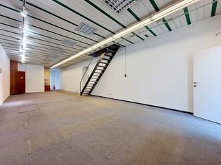 À vendre à Deurne au Turnhoutsebaan 94 - une maison de commerce située dans un emplacement commercial et central à Deurne !La maison de commerce que nous proposons à la vente ici à Deurne est divisée comme suit :Rez-de-chaussée :-Vitrine/entrée-Surface commerciale de 132 m² au rez-de-chaussée avec rangementPremier étage :-Espace de bureau (84 m²) avec sanitaires et cuisineDeuxième étage :-Espace de bureau (40 m²)La maison de commerce à vendre ici à Deurne a subi plusieurs rénovations énergétiques ces dernières années, notamment le toit et les fenêtres. Conformément à cela, nous proposons également l'électricité à vendre dans cette maison de commerce.Êtes-vous intéressé par cette propriété à vendre à Deurne ? N'hésitez pas à nous contacter. L'agence immobilière Dewaele de Deurne sur la Turnhoutsebaan est heureuse d'être à votre service. Vous souhaitez une estimation gratuite de votre bien immobilier ? appelez-nous pour une conversation informelle au 03/666.66.66 ou envoyez un mail à deurne@dewaele.comInformations sur l'urbanisme : sur demandeEPC KNR Turnhoutsebaan 94 Deurne = C