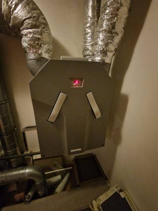 Woning te koop,in een kindvriendelijke wijk met speeltuin.
gelijksvloer,inpandige garage,open keuken,living,toilet
1e verd 3slp,badkamer met inloopdouche en wastafel,toilet
2de verd volledige afgemaakte zolder waar nog 2xslpk kunnen van gemaakt worden.

10 zonnepanelen,waterput,terras en afgezette tuin met tuinhuis enz.