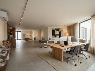 <p>Op het Dorpsplein te Evergem is zonet nieuwbouwresidentie 'Oscar' opgetrokken en afgewerkt.</p><p>Een stijlvol gebouw bestaande uit 1 handelsruimte en 3 appartementen plus bijhorende parkeergelegenheid.</p><p>Unieke zichtbaarheid en commerciële uitstraling dankzij de topligging op het Dorpsplein zelf alsook de uitstraling van het gebouw.</p><p></p><p>Aanbieding betreft de handelsruimte op het gelijkvloers met een nuttige oppervlakte van 115m².</p><p>Momenteel multifunctioneel ingericht als 1 open ruimte met afzonderlijke berging en sanitaire ruimte.</p><p>Indeling kan dus nog op maat van de huurder worden bekeken.</p><p>Belangrijk : het gebouw is rolstoeltoegankelijk!</p><p>Leuk accent is het overdekte terras aan de inkom.</p><p></p><p>Talloze toepassingen mogelijk : kantoorruimte, winkel, vrije beroep, co-working space, ...</p><p>(Geen nachtwinkel en/of horeca toegestaan)</p><p>Samen met de handelsruimte worden ook een garage (€100/mnd) en bergruimte verhuurd (€80/mnd).</p><p>Bijhuren extra staanplaatsen/garages bespreekbaar.</p><p>Op het Dorpsplein zelf is een ruime publieke parking voorzien met parkeerkaart.</p><p>Parking Bilbliotheek is vlakbij en biedt gratis parkeren.</p><p></p><p>Geschikt voor uw professionele noden?</p><p>Bel Bert De Vos om ter plaatse bezoek te regelen : 0477 80 75 80.</p><p>U kan hiervoor ook steeds mailen naar verhuur@vastgoeddevos.be</p>