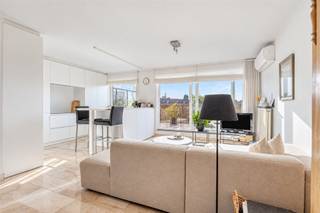 <p><span>Dit </span><span>fantastisch lichtrijke duplex appartement </span><span>is gelegen in het </span><span>centrum van Wilrijk </span><span>op wandelafstand van De Bist. De locatie is ideaal voor iemand die rustig maar toch </span><span>midden in het centrum</span><span> wil wonen. Op wandelafstand vind je winkels en openbaar vervoer. Belangrijke invalswegen heb je ook vlakbij.</span></p><p><span> </span></p><p><span>Het appartement werd in </span><span>2018 gerenoveerd</span><span> en heeft een oppervlakte van zo'n </span><span>89m²</span><span> (cfr. EPC) en een magnifiek </span><span>zonneterras van 18m²</span><span>. Parkeren doe je vlot in de </span><span>garagebox</span><span>, die </span><span>verplicht bij aan te kopen</span><span> is voor </span><span>24.500 euro</span><span>.</span></p><p><span> </span></p><p><span>Tweede verdieping</span></p><p><span>- lift tot de 2de verdieping</span></p><p><span>- inkomhal</span></p><p><span>- apart toilet</span></p><p><span>- woonkamer en eetkamer met airco</span></p><p><span>- volledig geïnstalleerde keuken (2018)</span></p><p><span>- fantastisch terras (18m²) met west oriëntatie en elektrische zonneluifel</span></p><p><span>Derde verdieping</span></p><p><span>- ruime slaapkamer met dressing en airco (20m²)</span></p><p><span>- badkamer met douche, lavabo en toilet (vermaler)</span></p><p><span>- berging met aansluitingen wasmachine en droogkast</span></p><p><span> </span></p><p><span>Algemeen gebouw</span></p><p><span>- lift aanwezig</span></p><p><span>- goed onderhouden en rustig gebouw</span></p><p><span>- fietsenberging</span></p><p><span> </span></p><p><span>Ben jij geïnteresseerd in dit appartement te koop in het centrum van Wilrijk, ben je op zoek naar ander vastgoed of wens je de waarde van jouw eigendom te kennen? Dan ben je bij BOLT immo aan het juiste adres! Wij helpen jou graag verder.</span><span> </span></p>