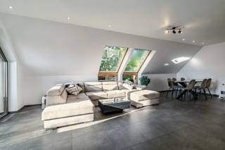 Ontdek dit stijlvol en verzorgd appartement waar ruimte, licht en wooncomfort centraal staan. Dankzij de grote raampartijen en dakramen geniet de ruime leefruimte van een aangename natuurlijke lichtinval. De open indeling biedt voldoende plaats voor een gezellige zithoek en een volwaardige eethoek, met aansluitend de praktische, volledig ingerichte keuken.<br /><br />Het appartement beschikt over twee slaapkamers, waarvan één momenteel is ingericht als een dressing / logeerkamer. De ruime badkamer is voorzien van zowel een ligbad als een afzonderlijke douche, toilet en lavabomeubel. Daarnaast is er een aparte berging met aansluitingen voor wasmachine en droogkast.<br /><br />Een extra troef is de ruime zolder, die heel wat bijkomende opbergmogelijkheden biedt. Vanuit de leefruimte heeft u toegang tot het aangename terras, waar u in alle rust kunt genieten van het open uitzicht en de groene omgeving. Ook aan parkeergemak werd gedacht: bij het appartement hoort een carport met extra bergruimte. De carport wordt verplicht mee aangekocht voor 6.000,00 euro, wat de totale aankoopprijs van het appartement, inclusief carport, op 365.000,00 euro brengt.<br /><br />Dankzij EPC-label A is dit bovendien een bijzonder energiezuinige woonst. De verzorgde afwerking, mooie lichtinval en praktische indeling maken dit appartement ideaal voor wie op zoek is naar comfortabel en instapklaar wonen. Appartement is voorzien van vloerverwarming met extra koelfunctie. <br /><br />Bezoekmoment vindt plaats op maandag 19 oktober'26 van 16u00 tot 18u00, mits het maken van een afspraak via 09 395 05 40 of verkoop@concept-home.be