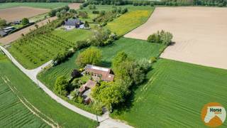 HERNE – Charmante en idyllisch gelegen woning op 75aDroom je van wonen in alle stilte, omringd door natuur en groen?Dan is deze uitzonderlijk gelegen...
