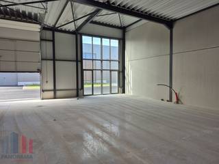 Nieuwbouw KMO-unit van 185 m² te huur in Wevelgem.<br /><br />De geïsoleerde<strong> magazijnruimte </strong>is opgebouwd uit een staalconstructie in combinatie met geïsoleerde gladde prebaf betonpanelen. De unit heeft een vrije hoogte van +/- 6 m, toegankelijk via een automatische sectionaalpoort (4 m B x 4,50 m H). Verder is de unit voorzien van o.a. een lichtstraat , polybetonvloer. Aansluitingen van nutsvoorzieningen (water, elektriciteit (40A- 3 fasig 400 V), distributie, telefonie en internet) komen binnen in de unit. <br /><br />Fenomenaal gelegen langs de bedrijvige Menenstraat (N8) die na +/- 3 km verbinding biedt naar de E403 via op- en afrit 5 Wevelgem. De N32 bereikt men na 1,5 km met een vlotte verbinding naar de A19 dankzij op- en afrit 2 Menen. Ruime parkeer- en manoeuvreerruimte op de site.<br />Beschikbaar vanaf 01/12/2026, vroeger bespreekbaar.<br /><br />Contacteer <strong>PANORAMA B2B</strong> voor bijkomende inlichtingen of een vrijblijvend plaatsbezoek<strong> 056 222 562</strong>.