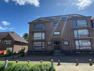 <p>Ruim en lichtrijk 2-slaapkamerappartement in Welle</p><p>Dit ruime appartement bevindt zich op de tweede verdieping en geniet van een uitstekende ligging in Welle, vlak bij openbaar vervoer, winkels en supermarkten.</p><p>De indeling bestaat uit een inkomhal, twee volwaardige slaapkamers, een ruime en lichte woonkamer met eetgedeelte, een ingerichte keuken, een badkamer met douchebad, een afzonderlijk toilet en een terras aan de voor- en achterzijde.</p><p>Huurprijs: €750 + €25 forfaitaire kosten<br />Beschikbaar: 01/09/2026</p>