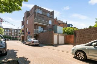 <p>Ben je op zoek naar een<span> </span><strong>interessante vastgoedinvestering</strong><span> </span>op een<span> </span><strong>toplocatie in Deurne</strong>? Dan is dit statische gebouw op de Boterlaarbaan misschien precies wat jij zoekt! Dit veelzijdige pand biedt alles wat een slimme investeerder nodig heeft:<span> </span><strong>drie ruime appartementen</strong>, een<span> </span><strong>handelsgelijkvloers met uitstekende visibiliteit</strong><span> </span>en<span> </span><strong>vier garageboxen</strong>.</p>
<p><strong>Waarom is dit pand een echte opportuniteit?</strong></p>
<p><strong>-Uitzonderlijk centrale ligging</strong>: gelegen op een strategische verbindingsbaan met winkels, horeca en openbaar vervoer binnen handbereik.</p>
<p>-<strong>Zeker huurrendement</strong>: de combinatie van residentiële en commerciële eenheden maakt dit pand ideaal voor wie op zoek is naar stabiele en diverse huurinkomsten.</p>
<p>-<strong>Handige autostaanplaatsen en garageboxen</strong>: zowel voor bewoners, klanten als investeerders een grote meerwaarde in deze buurt.</p>
<p>-<strong>Veelzijdige mogelijkheden</strong></p>
<p>Ben jij klaar om te investeren in een gebouw met toekomst?<br /><strong>Aarzel dan niet!</strong><span> </span>Neem snel contact op en ontdek alle troeven tijdens een bezoek: info@jamar.immo of 03 435 31 33<br /><br />Vg, Gmo, Gvkr, Wg, Gvv, geen overstromingsgevoeliggebied</p>