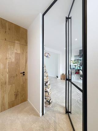 Interessant gelegen halfopen bebouwing op 330 m², bestaande uit een inkomhal met gastentoilet, een ruime en lichtrijke leefruimte met eet- en...