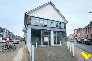 Handelspand met mogelijkheden op commerciële toplocatie!Op een absolute A-locatie met enorme visibiliteit vinden we dit veelzijdige handelspand.Het...