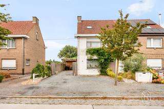 Grote gerenoveerde instapklare halfopen woning met carport en aangename tuin op 930m², zeer rustig en leuk gelegen!Indeling: inkom en traphall, dubbele leefruimte met prachtige, geïnstalleerde keuken en bijhorende eetplaats in nieuwe aanbouw, een nieuwe badkamer, wasberging, apart toilet, droge kelder, carport. Aangename, grote tuin ( grondoppervlakte van 930m²). Het verdiep bestaat uit de overloop, 3 slaapkamers (14, 13 en 8m2). De zolderruimte van 48m2 is momenteel een zalige kinderkamer met 2 aparte slaapentiteiten. TROEVEN: gelijkvloerse verdieping volledig gerenoveerd in parket, nieuwe ramen, nieuwe CV op gas. De eerste verdieping heeft nog de laatste, kleine afwerking nodig. Te koop via Immo Beguin, jouw vastgoedexpert sinds 2009, met kantoren in Ronse, Waregem, Kortrijk, Deinze, Doornik, Lessines, Moeskroen en Nieuwpoort.Bezoek na afspraak met IMMO BEGUIN: flore@immobeguin.be