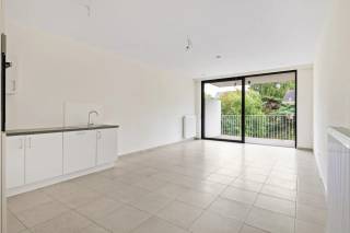 DEZE ASSISTENTIEWONING IS TE BEWONEN VANAF +65Jaar OF MINDERVALIDEN - 65Jaar, TEVENS OOK IDEAAL VOOR INVESTEERDERS.<br /><br />Op een uiterst rustige en autoluwe locatie in Hoboken (Groen Zuid) bevindt zich deze erkende, lichtrijke assistentiewoning op de tweede verdieping van het moderne complex 'Zilverlinck'.<br /><br />Het gebouw is volledig drempelloos en uitgerust met een lift.<br />De professionele zorgdiensten en exploitatie worden hier met de grootste zorg omkaderd door Zorgbedrijf Antwerpen.<br /><br />Het appartement is gelegen in de Roodenbekehoek, een doodlopende straat die absolute rust en veiligheid garandeert.<br />Een unieke troef is de ligging vlak naast een medische groepspraktijk, waardoor artsen en zorgverleners letterlijk om de hoek bereikbaar zijn.<br /><br />Indeling en comfort:<br /><br />Bij het betreden van de woning komt u terecht in de inkomhal, die voorzien is van een praktische ingemaakte vestiairekast.<br />De flat beschikt over een zeldzame troef binnen dit segment: maar liefst 2 ruime slaapkamers.<br />De badkamer is apart ingericht en volledig afgestemd op comfort en toegankelijkheid.<br /><br />Dankzij de grote raampartijen geniet het appartement van zeer veel lichtinval.<br />De leefruimte sluit naadloos aan op de open keuken, die volledig is uitgerust met een kookplaat, dampkap, koelkast en een vaatwasser.<br />De verwarming is individueel op gas.<br /><br />Buitenruimte en uitzicht:<br /><br />Grote eyecatcher is de achterzijde van het appartement. Hier heeft u toegang tot een groot, zuidgericht terras van 7,4 m². U geniet hier de hele dag van de zon en kijkt bovendien uit op het prachtige, achterliggende groen.<br /><br />Extra troef:<br /><br />Er is bovendien de comfortabele mogelijkheid tot het optioneel aankopen van een private ondergrondse autostaanplaats (nr. 16).<br />Ideaal voor senioren die zelfstandig willen wonen met een gerust gemoed, of als waardevaste investering met interessante fiscale voordelen (zoals vrijstelling van onroerende voorheffing).<br /><br />Update Technische Kenmerken<br /> <br /> <br />	 Buitenruimte: Zuidgericht terras (7,4 m²) <br />	 Oriëntatie: Zuid <br />	 Uitzicht: Groen / Achteraan <br />	 zorgcomponent 12.82€/dag via het zorgbedrijf (verplicht) <br /> <br /> Interesse in deze serviceflat? Neem dan contact op met VB vastgoed op het nummer 03 337 50 70 of via info@vbvastgoed.be