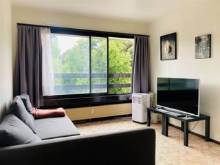 Mooi op te frissen 1 slaapkamer appartement op de 2de verdieping met zicht op Square Marie Louise.Compacte inkomhal met vestiaire hoek en...