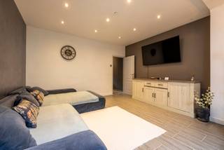 In een aangename straat, op wandelafstand van het centrum van Eeklo, bevindt zich deze instapklare woning met 4 slaapkamers. De woning combineert...