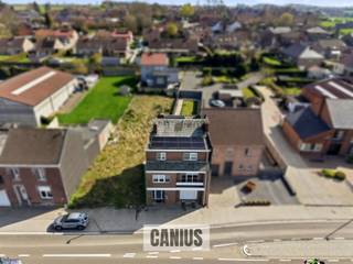 <p><span>CHARMANTE BEL-ETAGE WONING MET 3 SLAAPKAMERS</span></p><p><span>Deze bel-etage woning, gelegen aan de Steenweg 171 in Gingelom, biedt een uitstekende combinatie van ruimte, bereikbaarheid en potentieel. Dankzij de centrale ligging geniet u van een vlotte verbinding naar omliggende steden en gemeenten, met bovendien een rechtstreekse aansluiting op de E40, wat deze woning bijzonder interessant maakt voor pendelaars.</span></p><p><span>De woning betreft een gesloten bebouwing uit 1985 en beschikt over een functionele indeling met drie volwaardige slaapkamers. Ze is op vandaag instapklaar, maar kan mits een opfrisbeurt verder gemoderniseerd worden naar eigen smaak en stijl. Doorheen de jaren werden reeds enkele belangrijke renovaties en energetische verbeteringen uitgevoerd, wat bijdraagt aan het hedendaags wooncomfort.</span></p><p><span>Op het gelijkvloers bevindt zich een inpandige garage, aangevuld met een praktische, aparte wasruimte. De leefruimtes genieten van een aangename lichtinval en sluiten mooi aan op het terras en de gezellige tuin, waar het heerlijk vertoeven is.</span></p><p><span>Daarnaast werd de woning uitgerust met moderne technieken zoals een hoogrendementsketel, airconditioning, zonnepanelen en een thuisbatterij, wat niet alleen zorgt voor extra comfort maar ook voor een energiezuinigere woonst.</span></p><p><span>Troeven van deze woning:</span></p><ul><li><span>Centrale ligging met vlotte verbinding naar de E40</span></li><li><span>Drie volwaardige slaapkamers</span></li><li><span>Inpandige garage en aparte wasruimte</span></li><li><span>Aangenaam terras en gezellige tuin</span></li><li><span>Instapklaar met mogelijkheid tot opfrissing</span></li><li><span>Voorzien van zonnepanelen en thuisbatterij</span></li><li><span>Airconditioning en hoogrendementsketel aanwezig</span></li></ul><p><span> </span></p><p><span>Bent u geïnteresseerd in deze charmante bel-etage woning in Gingelom? Neem gerust contact op met een van onze medewerkers voor meer informatie of een bezoek ter plaatse via 011 74 12 36 of info@canius.</span></p><p><span>*</span><span>Deze gegevens zijn louter ter informatieve titel. De vermelde oppervlaktes zijn slechts indicatie. Canius Real Estate kan niet verantwoordelijk gesteld worden voor de juistheid van de aan haar verstrekte gegevens.</span></p><p><span> </span></p>