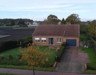 Lichtrijke laagbouwwoning<br />Op de Hoogstraatsebaan te Oostmalle vindt u deze verzorgde en instapklare woning.<br />Dankzij de volledige gelijkvloerse indeling en de zonnige tuin is dit het ideale thuis voor gezinnen en zelfstandigen.<br />Indeling<br />U wordt verwelkomd in de inkomhal met een gastentoilet met handwasser.<br />De ruime lichtrijke woonkamer op tegelvloer straalt gezelligheid uit met haar grote raampartijen en een schuifraam naar het terras toe.<br />Aansluitend bevindt zich de open keuken, uitgerust met een dubbele spoelbak, vaatwasser, kookvuur, dampkap, oven, microgolf en koelkast met vriesvak.<br />Vanuit de keuken heeft u directe toegang tot het terras en de tuin.<br />Via de nachthal bereikt u het apart toilet, de badkamer en de slaapkamers. De badkamer is ingericht met een ligbad, douche en een dubbele lavabo verwekt in een meubel.<br />De woning beschikt over drie volwaardige slaapkamers en een vierde polyvalente kamer die kan dienst doen als bureau of eventueel als bijkomende slaapkamer.<br />Vanuit de keuken bereikt men eveneens een technische ruimte waar de condensatieketel op gas geplaatst is en er aansluitingen zijn voor een wasmachine en een droogkast. Vanuit deze ruimte krijgt men toegang tot de ruime garage.<br />Ook bereikt men van hieruit de praktische opbergzolder die nog mogelijkheden biedt tot bijkomende plaatsen.<br />De garage is voorzien van een kantelpoort en een deur die toegang geeft tot de tuin.<br />De woning is asbestvrij en heeft een goedgekeurde elektrische installatie tot 30/09/2050.