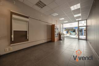 Pal in het centrum nabij de grote markt treft u dit ruime kantoor/winkelpand met een ruim magazijn en kelder.Het winkelpand met vitrine heeft een...