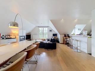 LIGGING<br /><br />Centraal gelegen, op fietsafstand van het bruisende centrum van Sint-Martens-Latem, bevindt zich dit instapklare en moderne appartement in de Golflaan — een centrale locatie binnen Latem. <br /><br />Deze ligging heeft een uitstekende bereikbaarheid. Alle voorzieningen bevinden zich binnen handbereik: het centrum van Latem, stijlvolle boetieks, scholen, openbaar vervoer zijn slechts enkele minuten verwijderd. Dankzij de strategische ligging geniet u bovendien van een vlotte verbinding met de Kortrijksesteenweg, de Latemstraat en de opritten van de E40, E17 en R4, wat elke verplaatsing moeiteloos maakt.<br /><br />Laat u omringen door het groen van Sint-Martens-Latem. Op wandelafstand ontdekt u de Westerplas en het Parkbos, ideaal voor wie houdt van wandelen, fietsen of gewoon genieten van het buitenleven.<br /><br />INDELING<br /><br />Stap binnen in dit stijlvolle en lichtrijke appartement, waar de warme parketvloer en de vele raampartijen meteen zorgen voor een aangename en uitnodigende sfeer. Vanuit de centrale hal bereikt u de ruime leefruimte.<br /><br />De leefruimte sluit naadloos aan op de geïnstalleerde open keuken. Aansluitend bevindt zich een handige bergruimte. De badkamer is uitgerust met zowel een bad als een inloopdouche. Verder beschikt het appartement over twee comfortabele slaapkamers, een aparte toilet en technische berging.<br /><br />Als extra troef kunt u gebruikmaken van de grote gemeenschappelijke tuin. Daarnaast beschikt het appartement over een privatieve kelderberging en maar liefst twee garageboxen.<br /><br />- Huurprijs: € 1.550 + € 100 (garages)<br />- Start huurovereenkomst: 1 november 2026<br />- Domicilie verplicht!<br />- Verhuur onder vennootschap mogelijk<br />- Airco's aanwezig<br /><br />Binnenkort jouw thuis? Contacteer Bram voor meer info en/of bezoek: 0471 76 90 50
