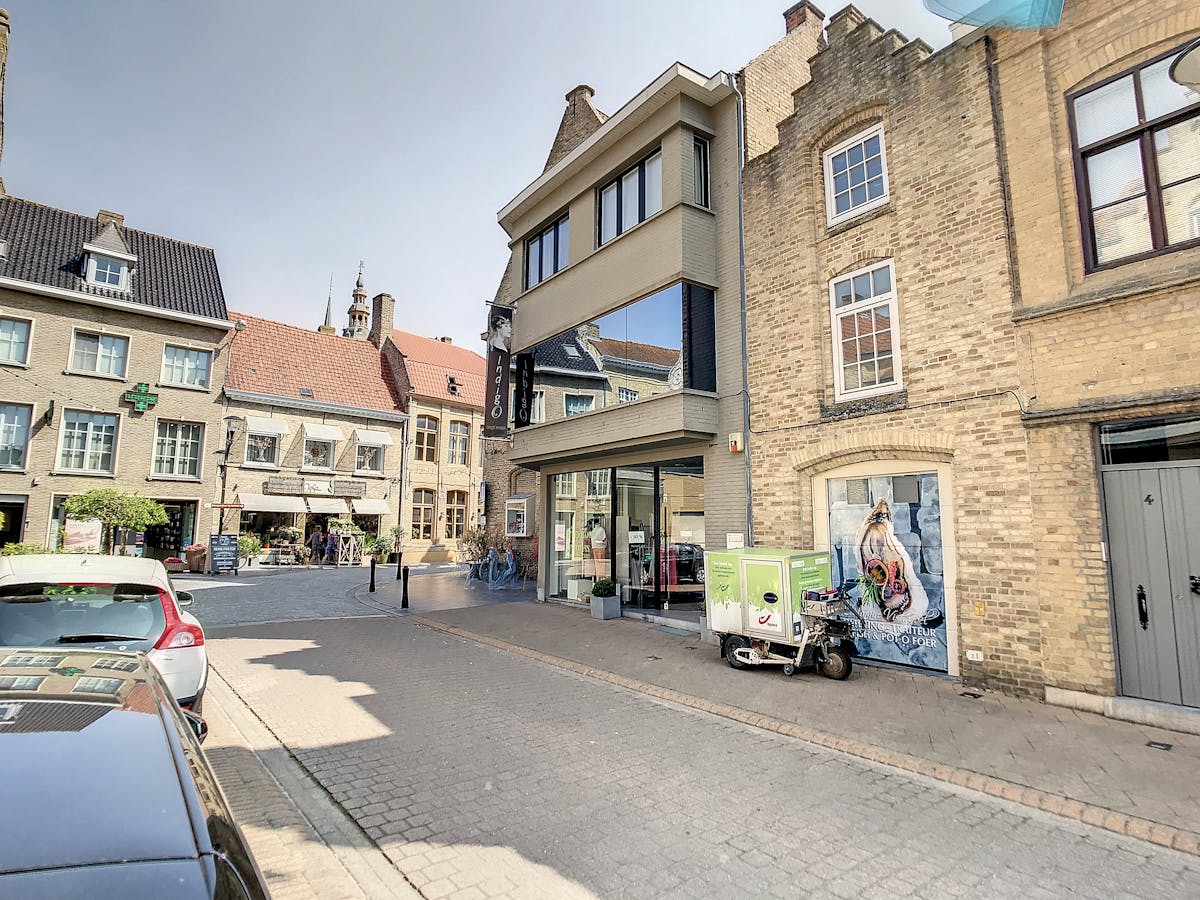 Op een hoekgelegen handelspand te huur in centrum Veurne - foto 3