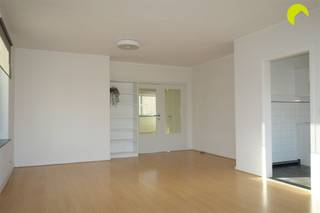 <p><span>Dit appartement bevindt zich in een gezellige woonwijk te Mortsel, niet veraf van het sportcentrum en centrum Mortsel!</span></p><p><span>Het gebouw is voorzien van nieuwe ramen in dubbel glas, en leent zich ideaal voor een alleenstaande of koppel.</span></p><p><span><br /></span><span>INDELING:</span></p><p><span>Het is een rustige woning die verdeeld is in een privé gelijkvloers met 1e verdiep, en het appartement op de tweede verdieping met parkeermogelijkheid.</span></p><p><span>Via de algemene inkom zonder lift kom je boven terecht op de 2e verdieping waar we de woning betreden in de hal met vestiaire. </span></p><p><span>De zonnige woonruimte op laminaat heeft een mooie lichtinval dankzij de hoekligging.</span></p><p><span> </span></p><p><span>De keuken (9m²) gelegen aan de voorzijde is uitgerust met kasten, een dubbele gootsteen, elektrisch kookvuur met oven en dampkap. Andere toestellen zijn zelf mee te brengen. Tevens is hier een aansluiting voorzien voor wasmachine en droogkast</span><span>.</span></p><p><span>In de badkamer met zijraam voor extra daglicht is er een lavabomeubel met spiegel, ligbad met douchescherm en een hangtoilet voorzien.</span></p><p><span> </span></p><p><span>Er zijn twee slaapkamers waarvan één ruime en een kleinere (10.5m²en 8m²), er is géén terras bij het appartement.  </span></p><p><span>Vooraan het gebouw heb je plaats genoeg om gemakkelijk te parkeren, maar er is ook een privé parking op de oprit voorzien. Je kan tevens gebruik maken van een fietsenberging. </span></p><p><span><br /><br /></span><span>NUTTIGE INFORMATIE:</span></p><ul><li><span>Maandelijkse kosten: € 55 (provisie water, minuterie, onderhoud gang en cv ketel).</span></li><li><span>Huurwaarborg: 3 maanden</span></li><li><span>Plaatsbeschrijving € 225 (per partij)</span></li><li><span>Beschikbaar vanaf 1/12/2026</span></li><li><span>EPC: 243 kWh/m²</span></li></ul><p><span> </span></p><p><span>Boek nu zelf ONLINE uw afspraak in. Surf naar het betreffende eigendom op onze website <span>www.habicom.be</span></span><span> en klik op de roze knop 'PLAN EEN BEZOEK'. <br />Kies het moment dat u het beste uitkomt, vul de gevraagde contact gegevens in en klik nadien op verzenden om te bevestigen.</span></p><p><span> </span></p><p><span> </span></p><p><span> </span></p>
