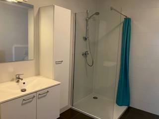 Ruisbroek app S1 0.01<br />Mooi gelijkvloers 1 slaapkamer appartement gelegen in een groene omgeving en voorzien van ruime inkomhal met plaats voor vestiairekast, ruime leefruimte met open keuken voorzien van alle nodige comfort, berging voor wasmachine en droogkast. Slaapkamer met aangrenzende badkamer voorzien van douche en toilet. Onmiddellijk beschikbaar. Het appartement is gelegen in residentie Hof Ter Zielbeek, net naast het park. Het gebouw is voorzien van een ondergrondse keldergarage. Goede verbinding door de nabijheid van de autosnelweg A12 Brussel -Antwerpen.