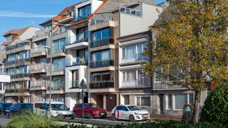 Gunstig gelegen appartement met 2 slaapkamers en een prachtig open zicht over het Zegemeer te Knokke. Het appartement geniet de ganse dag van de zon. <br /><br />Indeling: Inkom, gastentoilet en vestiaireruimte, een zonnige woonkamer met een mooi open zicht over het Zegemeer, een halfopen en ingerichte keuken, achteraan twee slaapkamers, een ingerichte badkamer en een praktische bergruimte. Terras aanwezig achteraan. <br /><br />Er is een grote privatieve kelderberging inbegrepen in de prijs. Mits meerprijs kan er een ruime garagebox aangekocht worden op het gelijkvloers. <br /><br />Bezoeken? Graag na afspraak met Willem Cauwels op GSM 0477/60.12.16.