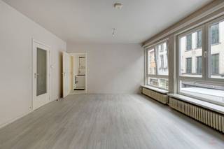 <p><span>Cozy apartment in the center of Oudenaarde.</span></p><p><span> </span></p><p><span>This 2-bedroom apartment is located in a small-scale residence consisting of 3 apartments and a retail space. It is centrally located in the center of Oudenaarde within walking distance of stores and other amenities. The railway station is 650 meters away.</span></p><p><span>There is no elevator in the apartment building. Each apartment has its own meter for water, electricity and gas. The kitchen is still being renovated.</span></p><p><span> </span></p><p><span>Layout:</span></p><p><span>Entrance hall, bathroom, bedroom 1, bedroom 2, living room, kitchen.</span></p><p><span> </span></p><p><span>Advantages:</span></p><p><span>- Centrally located</span></p><p><span>- The kitchen is being renovated.</span></p><p><span> </span></p><p><span>Information:</span></p><p><span>- Monthly rent: € 675 + € 40 common charges = € 715/month</span></p><p><span>- Security deposit: 3 months rent</span></p><p><span>- Additional costs: contribution to the cost of the place description</span></p><p><span>- Availability: to be agreed</span></p><p><span>- EPC: </span></p><p><span> </span></p><p><span>Interested? Contact Yana at 09 227 08 90 or at yana@heritagevastgoed.be</span></p>