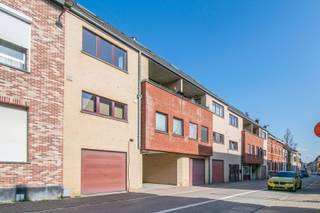 Een recent, ruim en energiezuinig (EPC: B) duplex-appartement met oa. 3 slaapkamers, een knap zuid-terras en grote garage met sectionale poort...