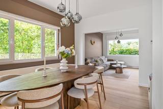 Op een uitstekende locatie in Sint-Katelijne-Waver bevindt zich deze ruime, volledig gerenoveerde woning met een bewoonbare oppervlakte van ca. 224 m², gelegen op een zuidgericht perceel van 731 m². De woning dateert van 1952 en werd in 2014 volledig gerenoveerd, waardoor ze vandaag een aangename combinatie biedt van ruimte, comfort en karakter. Bovendien geniet de woning van een bijzonder gunstige ligging, met het centrum van Sint-Katelijne-Waver , verschillende scholen en openbaar vervoer in de nabije omgeving. Ook de E19 is vlot bereikbaar, wat zorgt voor een uitstekende verbinding richting Antwerpen, Brussel en Mechelen. <br /><br />Via de inkomhal betreden we de woning. De prachtige en bijzonder lichtrijke leefruimte biedt dankzij de grote raampartijen veel natuurlijke lichtinval en beschikt over een mooie parketvloer, wat zorgt voor een warme en aangename sfeer. Aansluitend bevindt zich de keuken, uitgerust met de voornaamste toestellen waaronder een inductiekookplaat, koelkast, diepvries en vaatwasser. Op het gelijkvloers bevindt zich tevens een ruime kamer die momenteel perfect dienst kan doen als bureau, hobbyruimte of extra slaapkamer. Verder beschikt deze verdieping over een ruime berging en toegang tot de deels onderkelderde ruimte.<br /><br />Op de eerste verdieping geeft de nachthal toegang tot drie ruime slaapkamers, waarvan de master bedroom met dressing. Verder vindt u hier de badkamer, uitgerust met een inloopdouche, ligbad, toilet en dubbele lavabo. Op de tweede verdieping bevindt zich een zeer ruime en volledig afgewerkte zolderverdieping, die tal van mogelijkheden biedt en perfect kan worden ingericht als extra slaapkamer, hobbyruimte of polyvalente ruimte.<br /><br />Buiten geniet u van een zuidgerichte tuin, waar u dankzij de gunstige oriëntatie optimaal van de zon kunt genieten. Daarnaast beschikt de woning over een ruime carport met plaats voor twee wagens, voorzien van een laadpaal. De aanwezigheid van 12 zonnepanelen zorgt bovendien voor een interessante energiezuinigheid. De elektrische installatie is volledig conform.<br /><br />Dit is een uitstekende opportuniteit als u op zoek bent naar een ruime, volledig gerenoveerde gezinswoning met vier tot vijf slaapkamers en een zuidgerichte tuin. Contacteer ons voor meer informatie op 0473 27 88 57 of neem een kijkje op www.boonstravastgoed.be.<br /><br />Bijzonderheden:<br />4 ruime slaapkamers<br />Zeer ruime, volledig afgewerkte zolder<br />Carport voor 2 wagens met laadpaal<br /> 