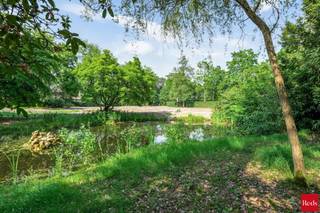 Op een absolute toplocatie in Schilde wordt deze uitzonderlijke bouwgrond aangeboden in een nieuwe verkaveling aan de Boerendreef. Het perceel beschikt over een oppervlakte van meer dan 5.000 m² en biedt de ideale basis voor de realisatie van een exclusieve villa in een groene en residentiële omgeving.<br /><br />Met een straatbreedte van maar liefst 40 meter en een toegelaten bebouwbare oppervlakte van 400 m² geniet u van alle ruimte om een stijlvolle woning op maat te creëren. De percelen zijn bovendien perfect georiënteerd op het zuidwesten, waardoor u optimaal geniet van zonlicht en prachtige avondzon in de tuin.<br /><br />Achteraan zorgen de volwassen bomen en het bestaande groen voor een unieke parkachtige sfeer, maximale privacy en een uitzonderlijk woongevoel.<br /><br />Oppervlakte: 5.002,01 m²<br />Straatbreedte: ca. 40 meter<br />Bebouwbare oppervlakte: 400 m²<br />Zuidwestoriëntatie<br /><br />Waarom kiezen voor Boerendreef?<br /><br />✔ Exclusieve villawijk in Schilde<br />✔ Ruime percelen van meer dan 5.000 m²<br />✔ Zuidwestgerichte oriëntatie<br />✔ Volwassen groenbestand en optimale privacy<br />✔ Bouwmogelijkheden voor een prestigieuze villa<br />✔ Rustige ligging met vlotte verbinding naar Antwerpen, Brasschaat en de omliggende gemeenten<br /><br />Een buitenkans voor wie droomt van exclusief wonen te midden van groen en rust.<br /><br />Voor meer informatie en/of een afspraak, neem contact met Roby op 0477 78 10 10 of roby@reds.be