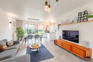 HEURES DE VISITE (SUR RENDEZ-VOUS UNIQUEMENT) : SAMEDI 1/11 10 H - 12 HDécouvrez cette maison neuve moderne, entièrement prête à être emménagée,...