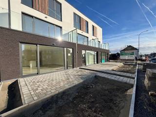 Modern gelijkvloers appartement met private tuin en ruime terrassen in Asse!Wenst u een bezoek te brengen aan dit appartement, maak dan enkel een afspraak online 24/24 en 7/7 via de knop: "Bezoek plannen". (enkel mogelijk op onze website via het 'open afspraken' systeem)In de recente en stijlvolle residentie “Chalet d’Assche” bevindt zich dit nieuwbouw gelijkvloers appartement dat comfort, licht en hedendaagse architectuur perfect combineert.Het appartement (89 m²) omvat een aangename leefruimte met open keuken, twee volwaardige slaapkamers die beiden uitgeven op het (2e) terras, een moderne douchekamer, afzonderlijk toilet en een praktische berging. Grote raampartijen in de leefruimte zorgen voor veel natuurlijk licht én een direct zicht over uw tuin en terras.Een absolute troef is uw private, knusse tuin met ruim terras, ideaal om in alle rust te genieten van de buitenlucht. Dankzij de gelijkvloerse ligging is het appartement bovendien zeer toegankelijk en comfortabel.Gelegen op een vlot bereikbare locatie in Asse, met goede verbindingen en nabije voorzieningen.EPB is in opmaak. Onmiddellijk vrij. De gemeenschappelijke lasten bedragen een provisie van €40/maand. 3 maanden huurwaarborg.