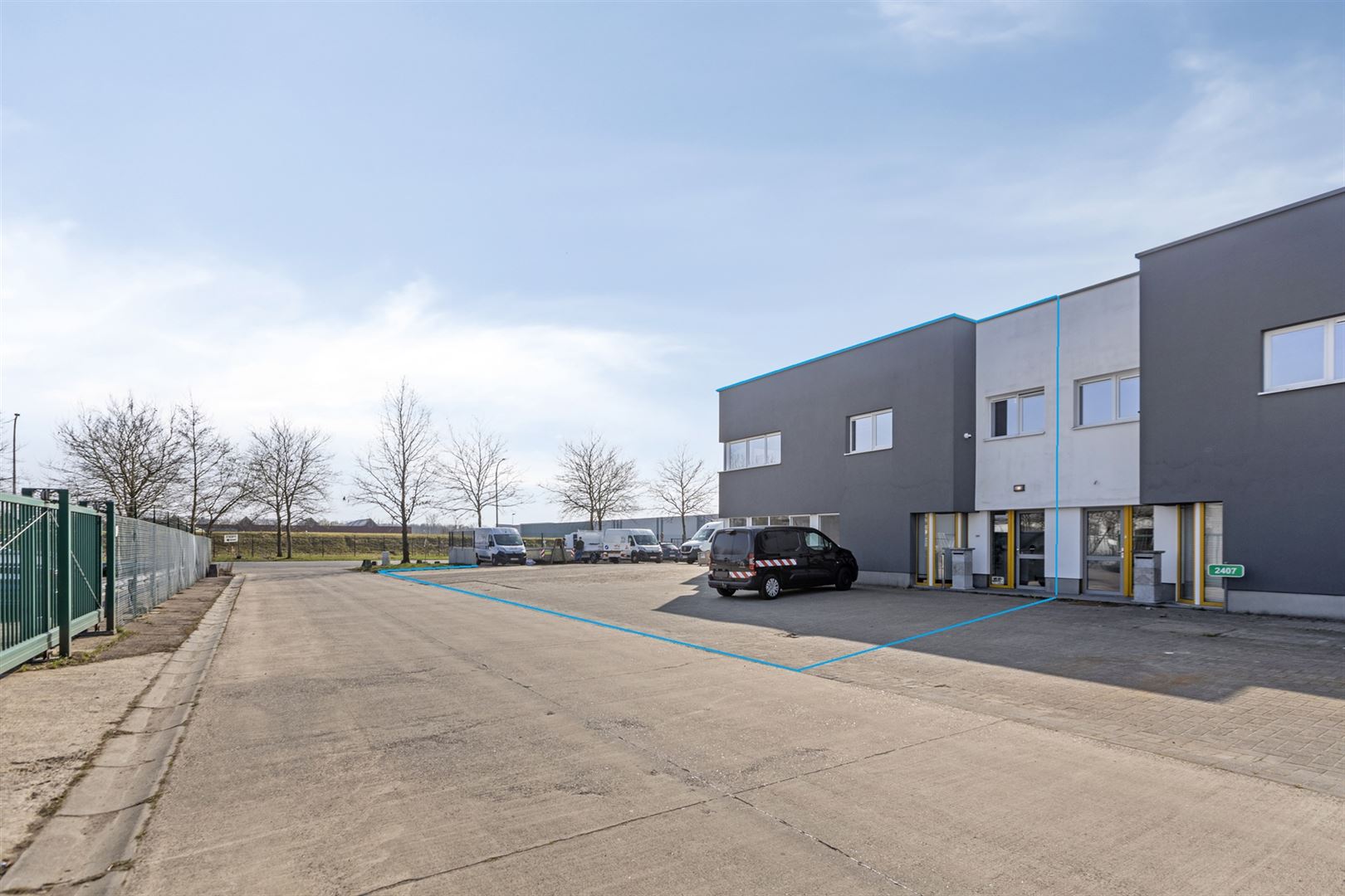 TE HUUR: Bedrijfsgebouw met kantoren te Houthalen! - foto 2